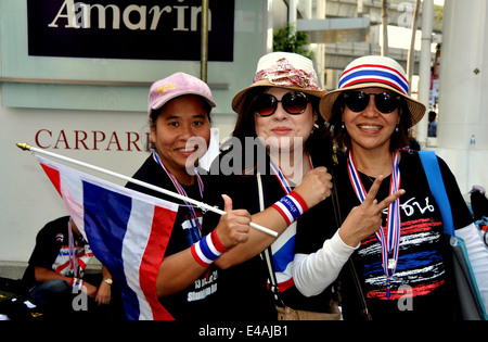 BANGKOK, Thailandia: tre donne addobbato con rosso, bianco e blu abbigliamento protestando di governo Foto Stock
