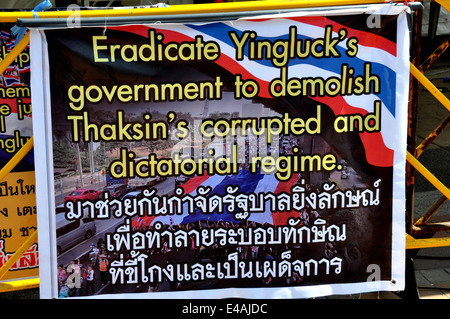 BANGKOK, Thailandia: Sign in inglese e thai sposa di portare giù il governo di Yingluck Shiniwatra Foto Stock