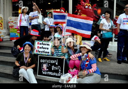 BANGKOK, Thailandia: Thais holding segni politici durante il governo anti-funzionamento arresto dimostrazione di Bangkok il 13 Janu Foto Stock