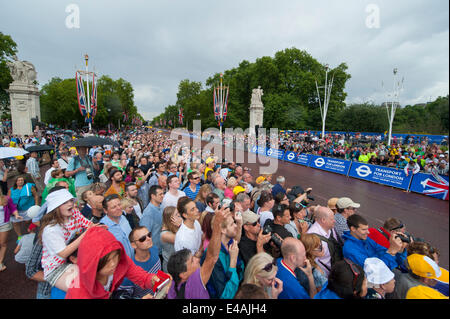 Il Mall, Londra UK. Il 7 luglio 2014. Folle immense fotografia l arrivo del Tour de France guide su metri finali fuori Buckingham Palace. Credito: Malcolm Park editoriale/Alamy Live News Foto Stock