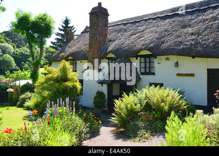 Cottage con il tetto di paglia, Cockington Village, Torquay. Devon, Inghilterra, Regno Unito Foto Stock