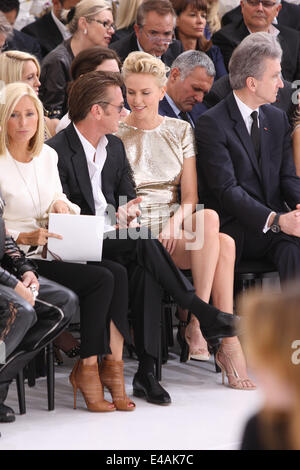 Parigi, Francia. 07 Luglio, 2014. South African nato attrice Charlize Theron (C) e partner, noi attore Sean Penn (2-L), assistere alla presentazione di Dior autunno/inverno 2014/2015 raccolta durante il Paris Haute Couture della settimana della moda di Parigi, Francia, 07 luglio 2014. Parigi Haute Couture sfilate di moda fino al 09 luglio 2014. Foto: Hendrik Ballhausen/dpa/Alamy Live News Foto Stock