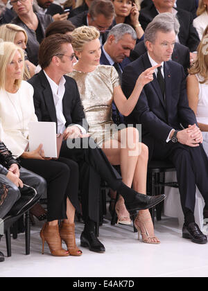 Parigi, Francia. 07 Luglio, 2014. South African nato attrice Charlize Theron (C) e partner, noi attore Sean Penn (2-L), assistere alla presentazione di Dior autunno/inverno 2014/2015 raccolta durante il Paris Haute Couture della settimana della moda di Parigi, Francia, 07 luglio 2014. Parigi Haute Couture sfilate di moda fino al 09 luglio 2014. Foto: Hendrik Ballhausen/dpa/Alamy Live News Foto Stock