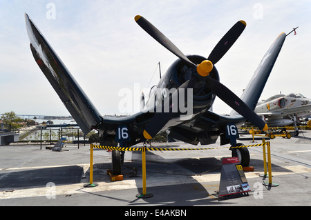 TBM-3E Avenger sul ponte di volo della USS Midway nel porto di San Diego. Foto Stock