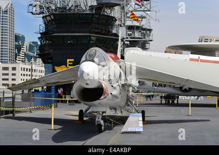 F-8 Crusader sul ponte di volo della USS Midway nel porto di San Diego. Foto Stock