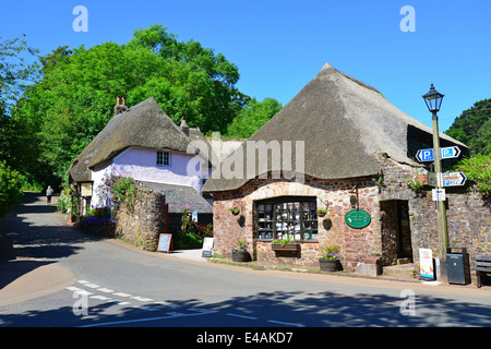 Tessitori Cottage Tea Shoppe & Vecchio Granaio Regali, Cockington Village, Torquay. Devon, Inghilterra, Regno Unito Foto Stock