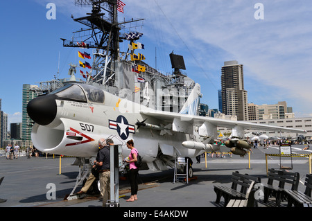 F-8 Crusader sul ponte di volo della USS Midway nel porto di San Diego. Foto Stock