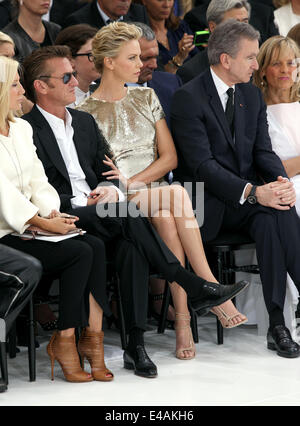 Parigi, Francia. 07 Luglio, 2014. South African nato attrice Charlize Theron (C) e partner, noi attore Sean Penn (2-L), assistere alla presentazione di Dior autunno/inverno 2014/2015 raccolta durante il Paris Haute Couture della settimana della moda di Parigi, Francia, 07 luglio 2014. Parigi Haute Couture sfilate di moda fino al 09 luglio 2014. Foto: Hendrik Ballhausen/dpa/Alamy Live News Foto Stock