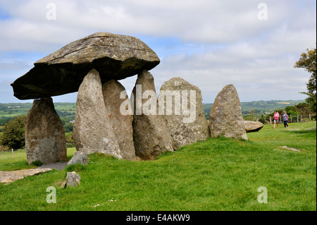 Pentre Ifan sepoltura camera, nord Pembrokeshire, Wales UK. Pietra megalitiche bilanciato sulla sommità di altri 3 Foto Stock