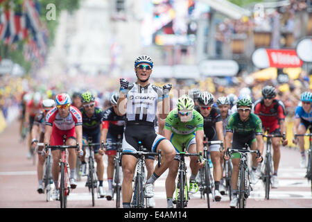 Londra, Regno Unito. 07 Luglio, 2014. Marcel Kittel celebra vincere la tappa 3 del Tour de France Cambridge a Londra come egli attraversa la linea del traguardo sul Mall Credito: Azione Sport Plus/Alamy Live News Foto Stock