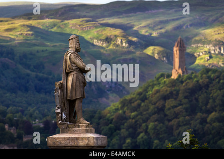 Statua in pietra scolpita di Robert the Bruce, re di Scozia sulla spianata del castello, e Wallace Monument, Stirling, Stirlingshire, Scozia, REGNO UNITO Foto Stock