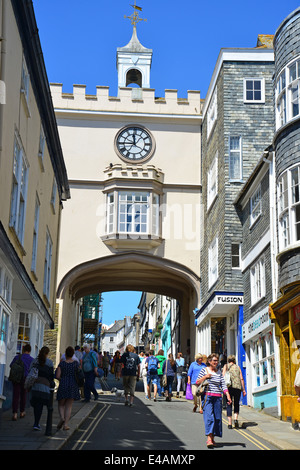 Porta Est Arch, Fore Street, Totnes, Devon, Inghilterra, Regno Unito Foto Stock