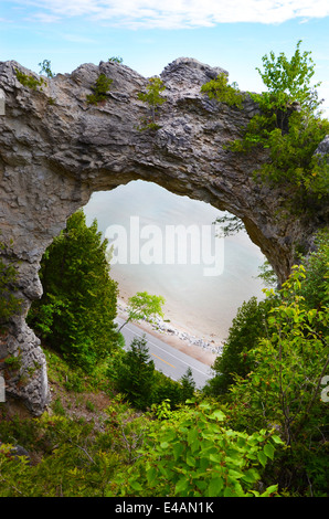 Isola di Mackinac, MI, Stati Uniti d'America - 21 giugno: Arch Rock in isola di Mackinac, MI, mostrato qui a giugno 21, 2014, è di cinquanta piedi largo e fu per Foto Stock