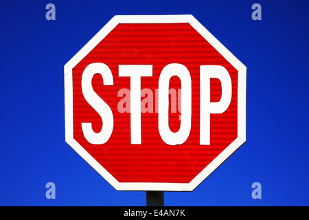 Stop rosso con un cielo azzurro sullo sfondo Foto Stock
