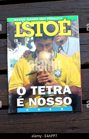 Il coperchio del brasiliano Istoe magazine xx luglio 1994 dopo che il Brasile ha vinto la Coppa del Mondo per la quarta volta. Foto Stock