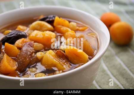 Medio Oriente insalata di frutta del Ramadan composta di frutta secca (Khoshaf) Foto Stock