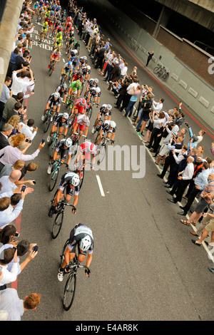 London, Regno Unito - 7 Luglio 2014: Omega Pharma Quickstep team leader del peloton passando sotto il Blackfriars Bridge in Tour de France Foto Stock