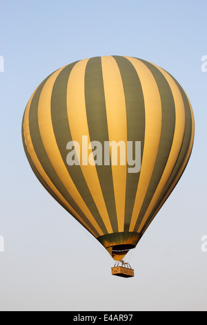 Verde e giallo palloncino volare oltre il Parco Nazionale del Serengeti, Tanzania Foto Stock