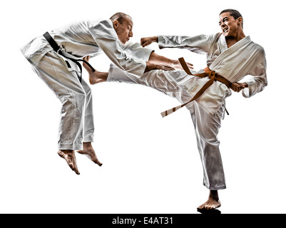 Due uomini di karate sensei e adolescente studente fighters combattimenti isolati su sfondo bianco Foto Stock