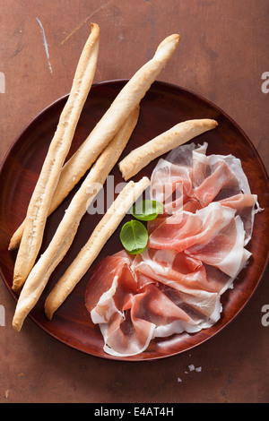 Il prosciutto crudo e grissini. antipasti all'italiana Foto Stock