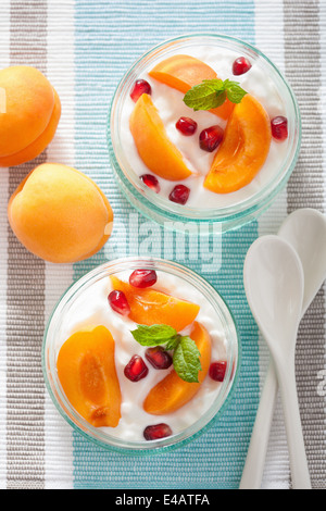 Sana colazione con yogurt albicocca melograno Foto Stock