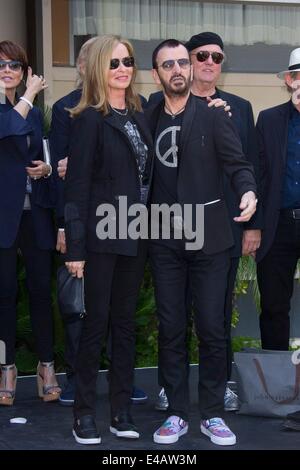 Los Angeles, California, USA. 7 Luglio, 2014. Ringo Starr, Barbara Bach frequentare John Varvatos & Ringo Starr annunciare la speciale collaborazione in occasione di Ringo il compleanno il 7 luglio 2014 a Capital Records Studios di Hollywood, California.USA. Credito: TLeopold/Globe foto/ZUMA filo/Alamy Live News Foto Stock