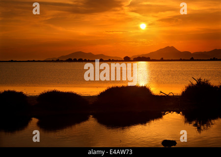 Tramonto a Alykes ('saltworks'), vicino a Tigaki, isola di Kos, Dodecanneso, Mar Egeo, Grecia Foto Stock