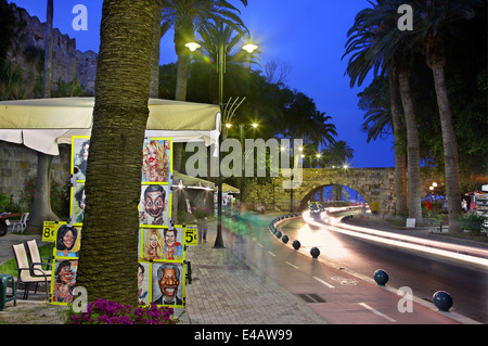 Gli alberi di palma Avenue e il ponte del castello di Neratzia, la città di Kos, isola di Kos, Dodecanneso, Mar Egeo, Grecia. Foto Stock