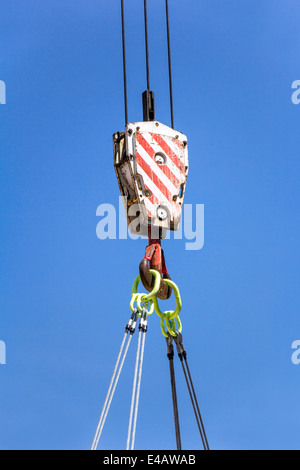 Costruzione di gru di sollevamento gancio su un cielo blu Foto Stock