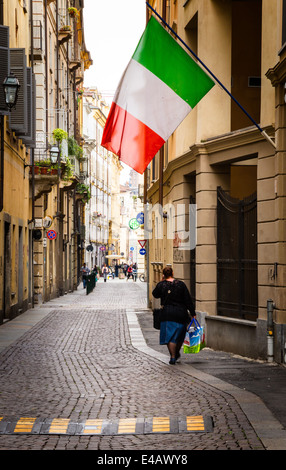 Via con bandiera italiana a Torino. Foto Stock