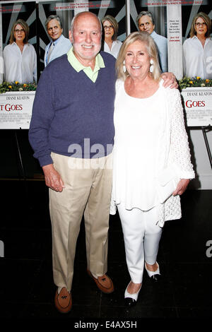 EAST HAMPTON INN NEW YORK-luglio 6: Film executive Michael Lynne (L) e la moglie Ninah Lynne assistere alla premiere di 'e così si va' a Guild Hall il 6 luglio 2014 in East Hampton, New York. Foto Stock