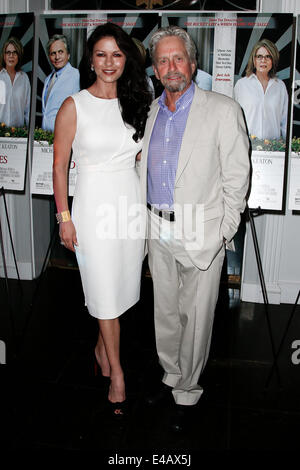 EAST HAMPTON INN NEW YORK-luglio 6: Attori Michael Douglas (R) e Catherine Zeta-Jones assistere alla premiere di 'e così si va' a Guild Hall il 6 luglio 2014 in East Hampton, New York. Foto Stock