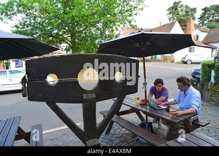 Scorte medievale sulla birra terrazza, il White Horse Pub, Shere Lane, Shere, Surrey, England, Regno Unito Foto Stock