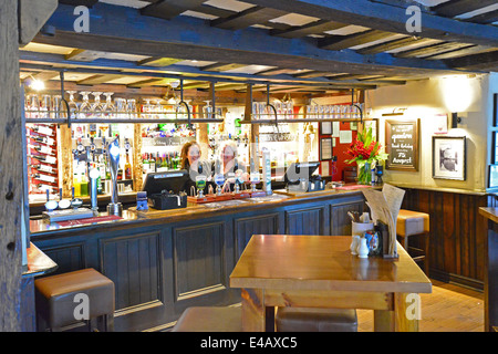 Il bar principale nel XV secolo il White Horse Pub, Shere Lane, Shere, Surrey, England, Regno Unito Foto Stock