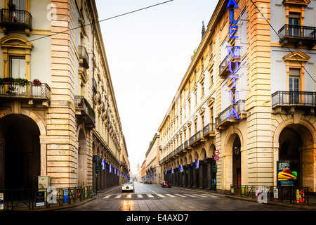 La mattina presto vista giù la via Roma da piazza Castello, Torino, Italia. Foto Stock