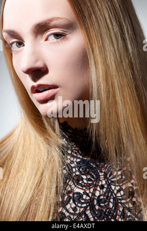 Bella donna con lunghi capelli biondi Foto Stock