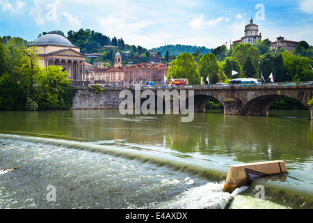 Vista verso sud attraverso il fiume Po, Torino, Italia. Foto Stock