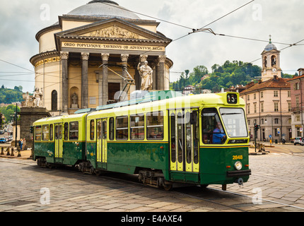 Il tram che passa di fronte al Gran Madre di Dio la chiesa, Torino, Italia. Foto Stock