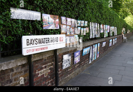 Bayswater Road a Londra. Ogni domenica mattina, artisti presentano il loro lavoro per la vendita al pubblico. Foto Stock