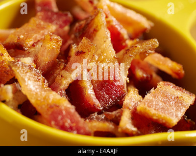 Tazza di trito di pancetta cotta Foto Stock