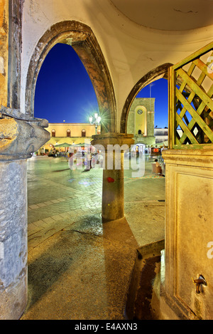 East meets West nel centro della città di Kos (Eleftherias Square), isola di Kos, Dodecanneso, Mar Egeo, Grecia. Foto Stock