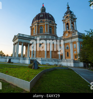 La Basilica di Superga, su una collina a sud di Torino, Italia. Fu costruita per la famiglia Savoia per celebrare la vittoria nella battaglia di Torino, 1706. Foto Stock