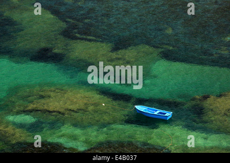 "Lonely' imbarcazione vicino al villaggio Emboreios (Alexis spiaggia), isola di Kalymnos, Dodecaneso, Mar Egeo, Grecia Foto Stock