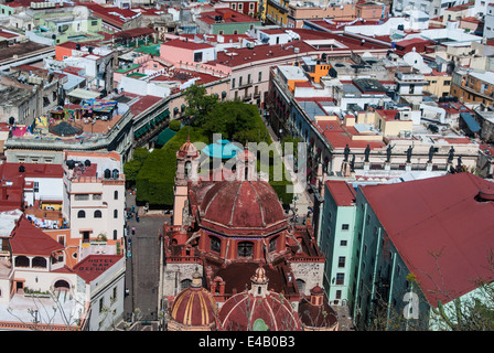 Plaza messicano pesantemente ombreggiato con alberi in Guanajuato, Messico Foto Stock