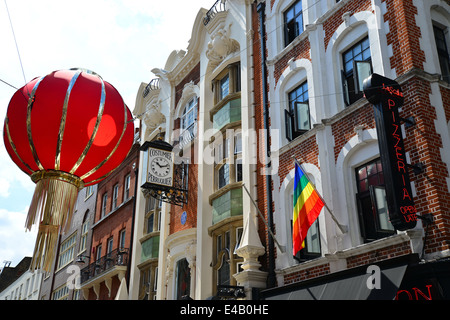 Lanterna cinese decorazione, Wardour Street, Chinatown, West End, la City of Westminster, Londra, Inghilterra, Regno Unito Foto Stock