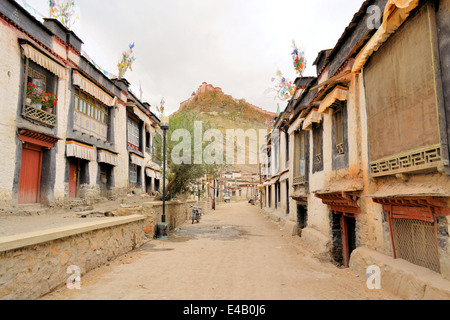 Dzong Fort e la città di Gyantse in Tibet. Foto Stock