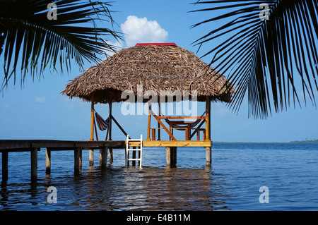 Capanna Palapa overwater con tetto di paglia fatta di secche foglie di palma, Mar dei Caraibi Foto Stock