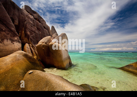 Una spiaggia da sogno con turquise acqua sulle Seychelles Foto Stock