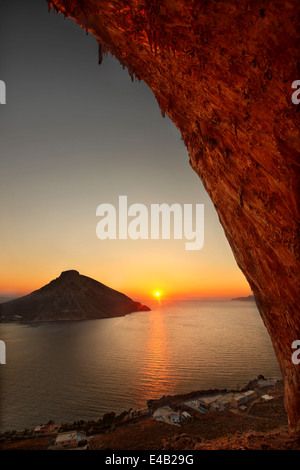 Tramonto nel famoso 'Grande Grotta', uno dei più famosi campi di arrampicata di Kalymnos island, Dodecaneso, Grecia. Foto Stock