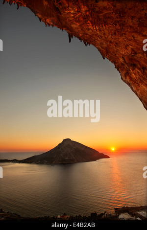 Tramonto nel famoso 'Grande Grotta', uno dei più famosi campi di arrampicata di Kalymnos island, Dodecaneso, Grecia. Foto Stock